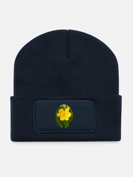 Gelbe Blüte im Vordergrund - Recycelte Patch Beanie - French Navy