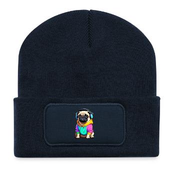 Pug mit Kopfhörer und Kleidung - Recycelte Patch Beanie - French Navy - Vorne