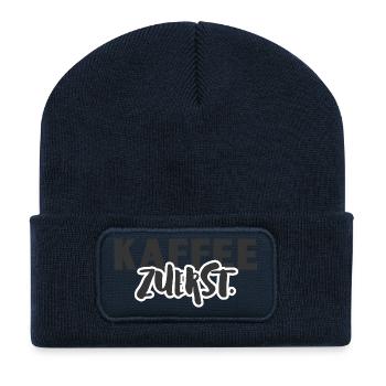 Kaffee Zuerst.  - Recycelte Patch Beanie - French Navy - Vorne