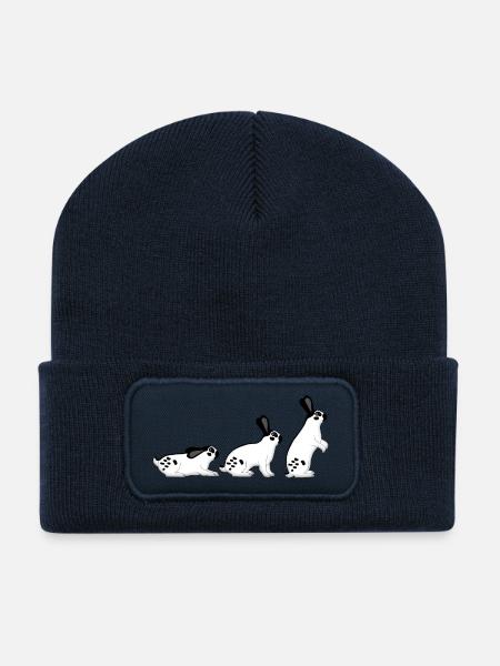 Riesenschecke liegt sitzt - Recycelte Patch Beanie - French Navy