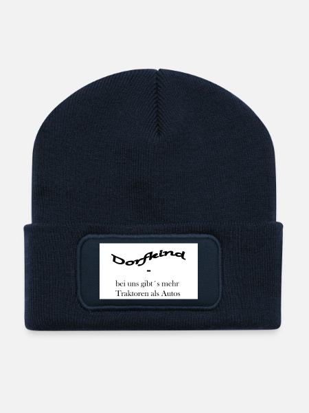 Dorfkind -bei uns gibt´s mehr Traktoren als Autos - Recycelte Patch Beanie - French Navy