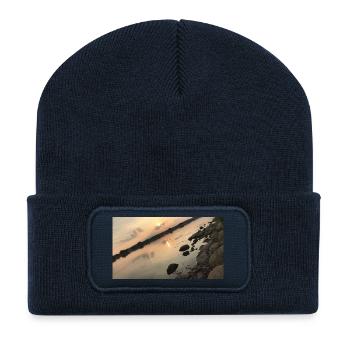 Sonnenuntergang über dem Fluss mit Steinen - Recycelte Patch Beanie - French Navy - Vorne