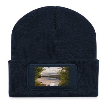 Spiegelung am Seeufer: Abendruhe - Recycelte Patch Beanie - French Navy - Vorne