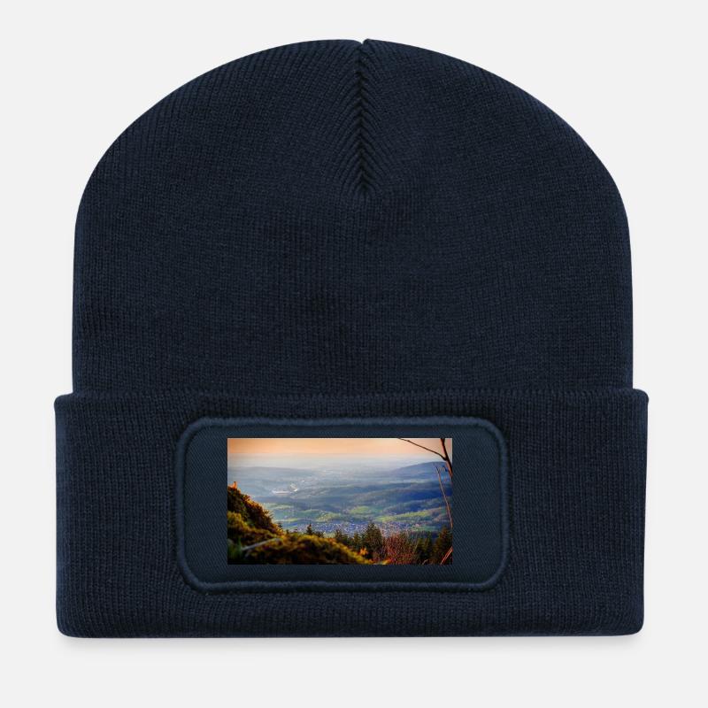 Abendpanorama Berglandschaft - Recycelte Patch Beanie - French Navy