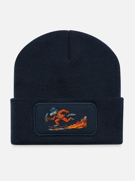 Cartoon-Figur Wolf auf feurigem Skateboard - Recycelte Patch Beanie - French Navy