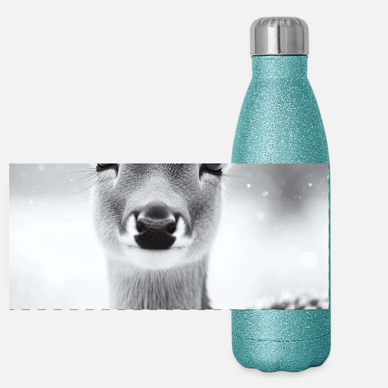 Ruhige Hirsche im verschneiten Wald Panorama Glitzer Isolierflasche 500 ml