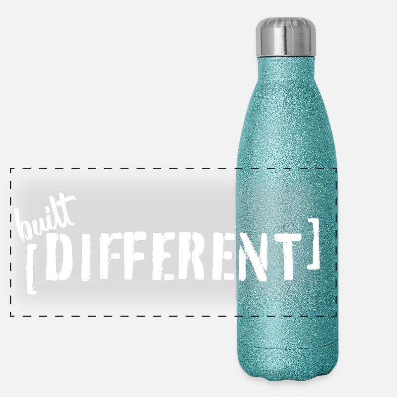 Built Different – Typo Statement Trend Spruch Panorama Glitzer Isolierflasche 500 ml