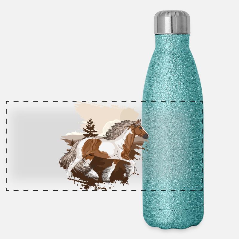 Ein irisches Kohlenpferd, das vor Bergen trabt Panorama Glitzer Isolierflasche 500 ml