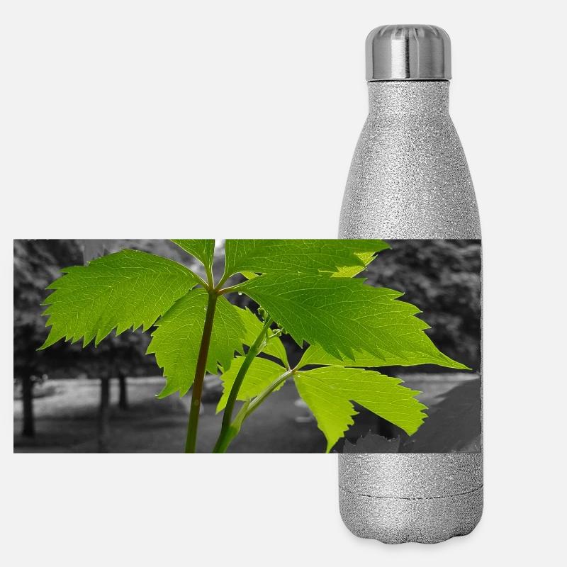 Grünes Blatt im Graustufen-Kontrast Panorama Glitzer Isolierflasche 500 ml