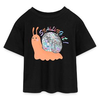 Snailing It! – Bunte Schnecke mit Disco-Kugel - Teen Cropped Jersey T-Shirt - Schwarz - Vorne - AI Model Teenager Female light (150cm)