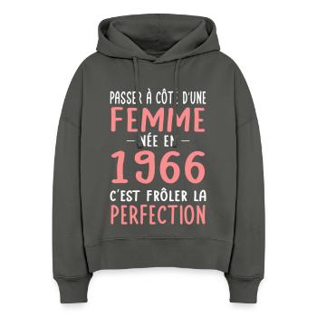 Geboren 1966 – Perfektion nahe - Stanley/Stella Boxy Frauen Bio Hoodie Nora - Anthrazit - Vorne