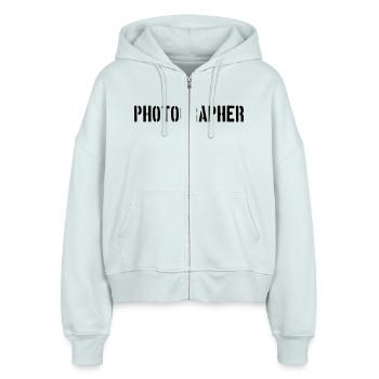 Army Photographer - Stanley/Stella Boxy Frauen Bio Zip Hoodie Ida - Eisblau - Vorne - AI Model Female 172 dark (172cm)