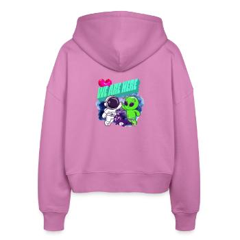 We Are Here Space Crew – Alien-Zeichentrickserie - Stanley/Stella Boxy Frauen Bio Zip Hoodie Ida - Pink - Hinten - AI Model Female 172 light (172cm)