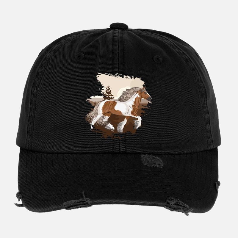 Ein irisches Kohlenpferd, das vor Bergen trabt Flexfit Vintage Destroyed Cap