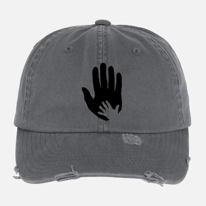 Baby, Kind Hand in erwachsener Elternhand. Flexfit Vintage Destroyed Cap