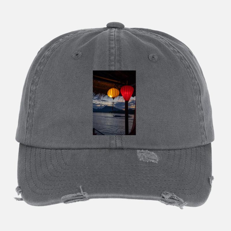 Abendliche Laternen über Wasser Flexfit Vintage Destroyed Cap