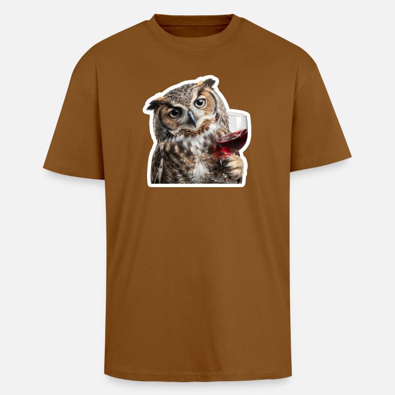 Weise Eule beim gemuetlichen Weinabend - Oversized Heavyweight Unisex T-Shirt - Toffee