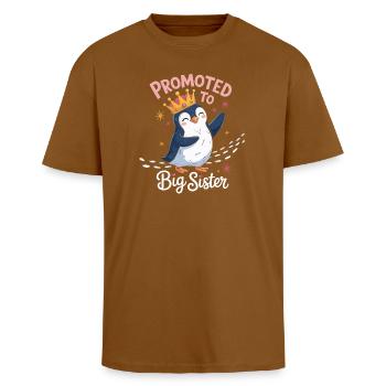 Befordrad till Big Sister Penguin Design - Unisex oversized t-shirt i kraftig kvalitet - kolafudge - Fram - Alina (178cm) & Michal (187cm)