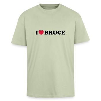 I love bruce - T-shirt unisexe oversize épais - vert sauge léger  - Devant - Alina (178cm) & Michal (187cm)