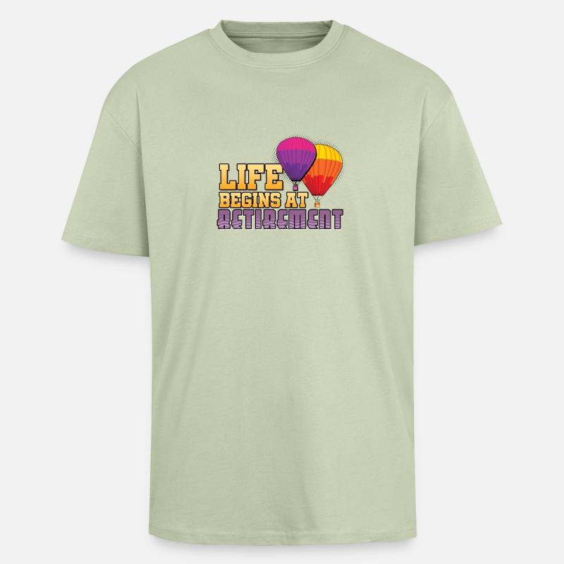 Das Leben beginnt im Ruhestand - Oversized Heavyweight Unisex T-Shirt - Leichtes Salbeigrün 