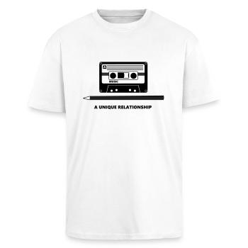 Kassette Stift Tape Pencil Relationship - Oversized Heavyweight Unisex T-Shirt - Weiß - Vorne - Alina (178cm) & Michal (187cm)