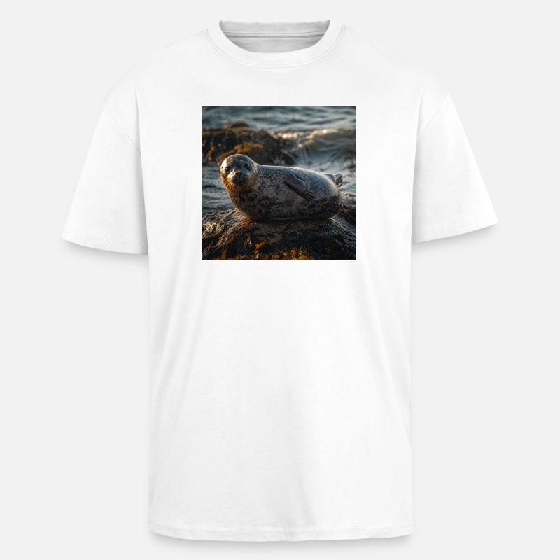 Robbe auf der Klippe am Meer - Oversized Heavyweight Unisex T-Shirt - Weiß