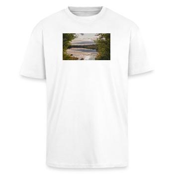 Spiegelung am Seeufer: Abendruhe - Oversized Heavyweight Unisex T-Shirt - Weiß - Vorne - Alina (178cm) & Michal (187cm)