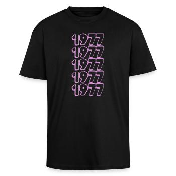 1977 - Oversized Heavyweight Unisex T-Shirt - Schwarz - Vorne - Alina (178cm) & Michal (187cm)