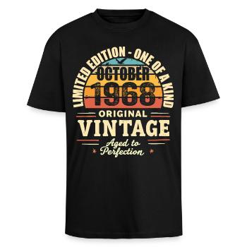 Retro Oktober 1968 - Geburtstag Oktober 1968 - Oversized Heavyweight Unisex T-Shirt - Schwarz - Vorne - Alina (178cm) & Michal (187cm)