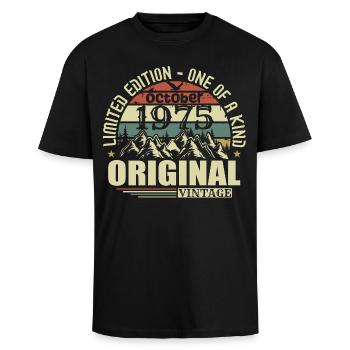 oktober 1975 - Geschenk zum 50.Geburtstag oktober  - Oversized Heavyweight Unisex T-Shirt - Schwarz - Vorne - Alina (178cm) & Michal (187cm)