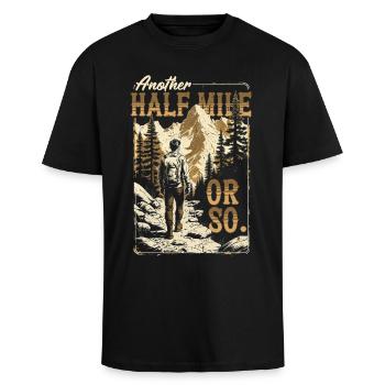 Another Half Mile Or So Wandern Wanderspruch - Oversized Heavyweight Unisex T-Shirt - Schwarz - Vorne - Alina (178cm) & Michal (187cm)