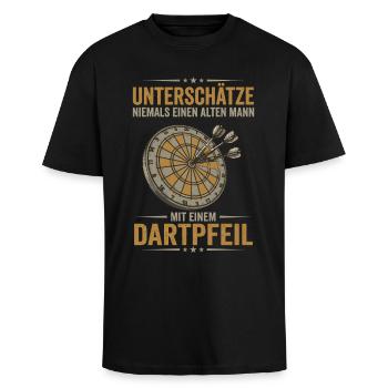 Alter Mann mit Dartpfeil – Unterschätz ihn nie! - Oversized Heavyweight Unisex T-Shirt - Schwarz - Vorne - Alina (178cm) & Michal (187cm)