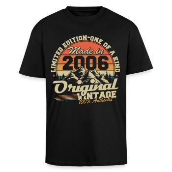 Original 2006 Vintage jahrgang GeburtstagGeschenk - Oversized Heavyweight Unisex T-Shirt - Schwarz - Vorne - Alina (178cm) & Michal (187cm)