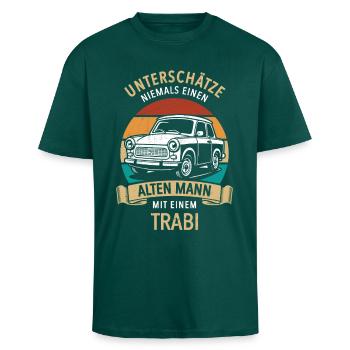 Unterschätze nie einen alten Mann mit Trabi - Oversized Heavyweight Unisex T-Shirt - hunter Green - Vorne - Alina (178cm) & Michal (187cm)