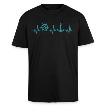Boot Heartbeat Marine Kapitän - Oversized Heavyweight Unisex T-Shirt - Schwarz - Vorne - Alina (178cm) & Michal (187cm)