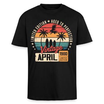 1980 April Geburtstagslegende April 1980 - Oversized Heavyweight Unisex T-Shirt - Schwarz - Vorne - Alina (178cm) & Michal (187cm)