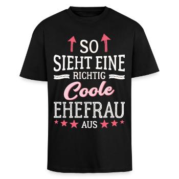So sieht eine coole Ehefrau aus Partnerin Gattin - Oversized Heavyweight Unisex T-Shirt - Schwarz - Vorne - Alina (178cm) & Michal (187cm)