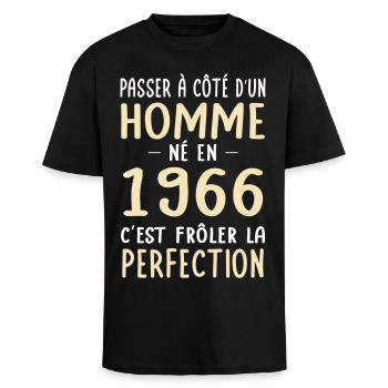Geboren 1966 – Perfektion nahe - Oversized Heavyweight Unisex T-Shirt - Schwarz - Vorne - Alina (178cm) & Michal (187cm)
