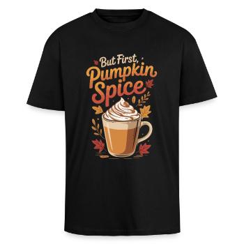 Aber zuerst Pumpkin Spice Latte - Oversized Heavyweight Unisex T-Shirt - Schwarz - Vorne - Alina (178cm) & Michal (187cm)