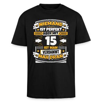 Lustiger Spruch 15. Geburtstag - Oversized Heavyweight Unisex T-Shirt - Schwarz - Vorne - Alina (178cm) & Michal (187cm)