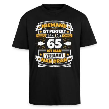 Lustiger Spruch 65. Geburtstag - Oversized Heavyweight Unisex T-Shirt - Schwarz - Vorne - Alina (178cm) & Michal (187cm)