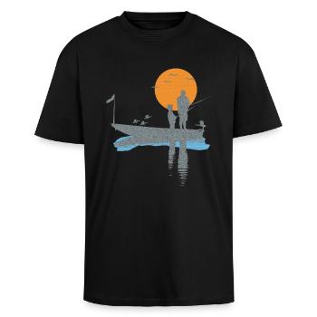T-Shirt Fischer im Boot mit Vogel und Fisch - Oversized Heavyweight Unisex T-Shirt - Schwarz - Vorne - Alina (178cm) & Michal (187cm)