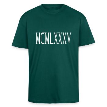 Geboren im Jahre 1985 - Oversized Heavyweight Unisex T-Shirt - hunter Green - Vorne - Alina (178cm) & Michal (187cm)