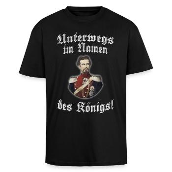 Unterwegs im Namen des Königs! - Oversized Heavyweight Unisex T-Shirt - Schwarz - Vorne - Alina (178cm) & Michal (187cm)