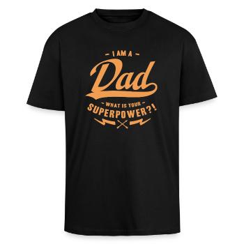 Superpower dad - Oversized Heavyweight Unisex T-Shirt - Schwarz - Vorne - Alina (178cm) & Michal (187cm)
