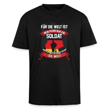 Soldat Soldaten Bundeswehr Militär Ehemann Welt - Oversized Heavyweight Unisex T-Shirt - Schwarz - Vorne - Alina (178cm) & Michal (187cm)