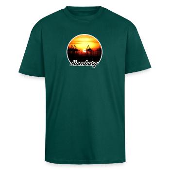 Hamburg Hafen Sonnenuntergang - Oversized Heavyweight Unisex T-Shirt - hunter Green - Vorne - Alina (178cm) & Michal (187cm)