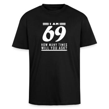 Ich bin 69 – 69. Geburtstag Geschenk - Oversized Heavyweight Unisex T-Shirt - Schwarz - Vorne - Alina (178cm) & Michal (187cm)