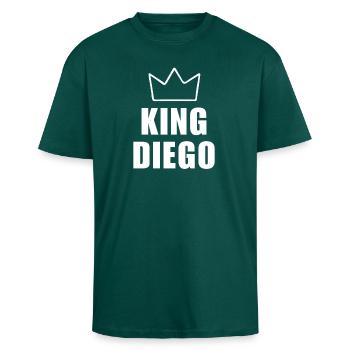 Diego Name mit Buchstabe D - Königskrone Shirt - Oversized Heavyweight Unisex T-Shirt - hunter Green - Vorne - Alina (178cm) & Michal (187cm)