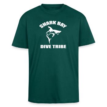 SHARK BAY DIVE TRIBE - Oversized Heavyweight Unisex T-Shirt - hunter Green - Vorne - Alina (178cm) & Michal (187cm)